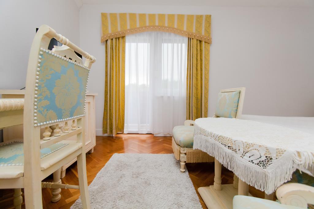 Boutique Hotel Szarcsa Szekesfehervar Ngoại thất bức ảnh