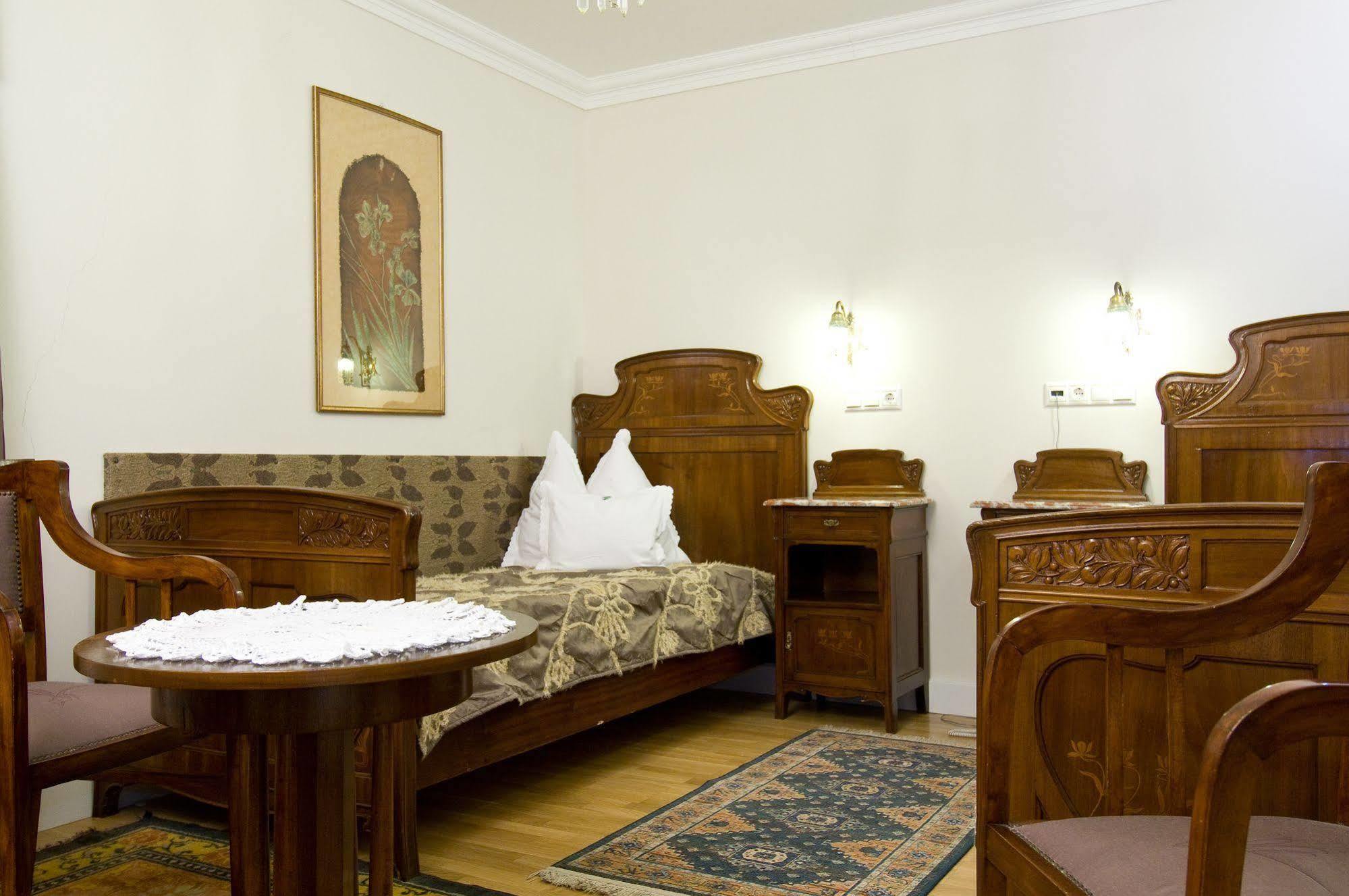 Boutique Hotel Szarcsa Szekesfehervar Ngoại thất bức ảnh