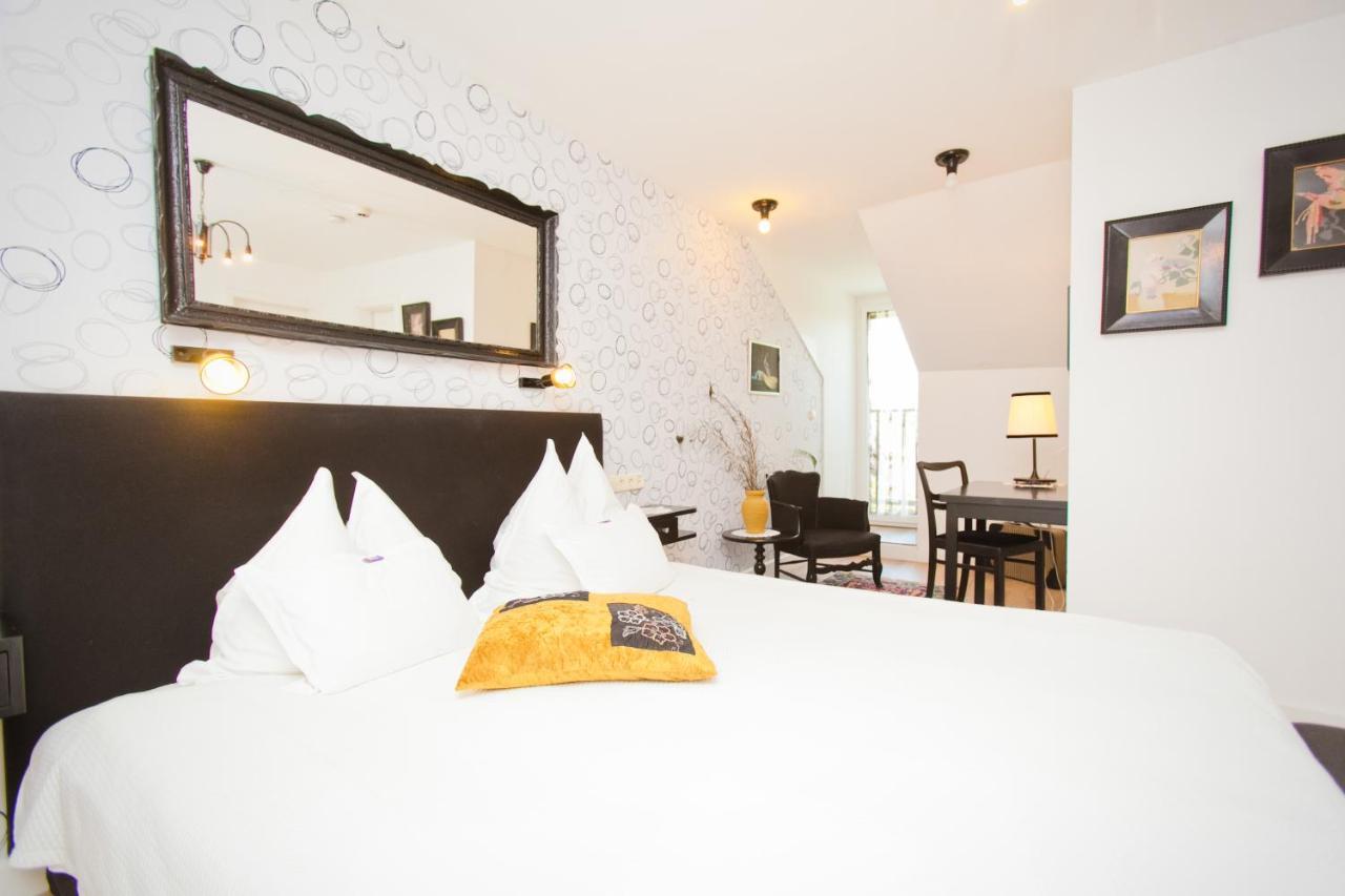 Boutique Hotel Szarcsa Szekesfehervar Ngoại thất bức ảnh